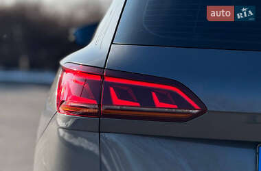 Внедорожник / Кроссовер Volkswagen Touareg 2019 в 