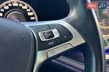 Внедорожник / Кроссовер Volkswagen Touareg 2019 в 