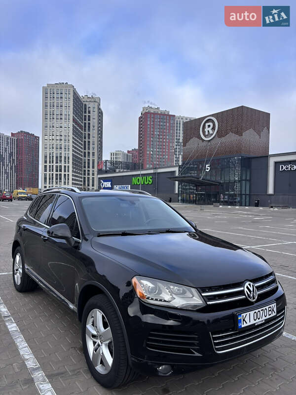 Внедорожник / Кроссовер Volkswagen Touareg 2013 в 
