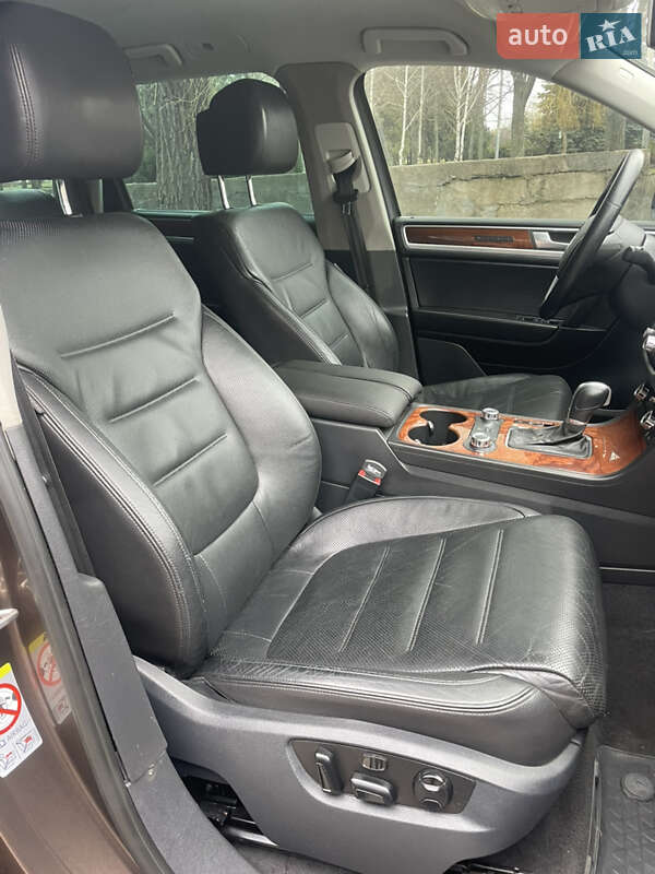 Внедорожник / Кроссовер Volkswagen Touareg 2010 в Кривом Роге
