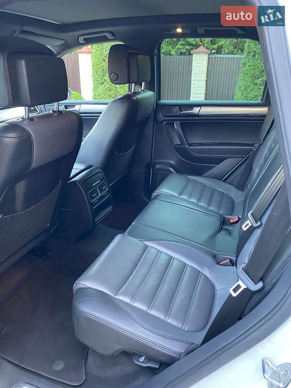 Внедорожник / Кроссовер Volkswagen Touareg 2012 в Черновцах