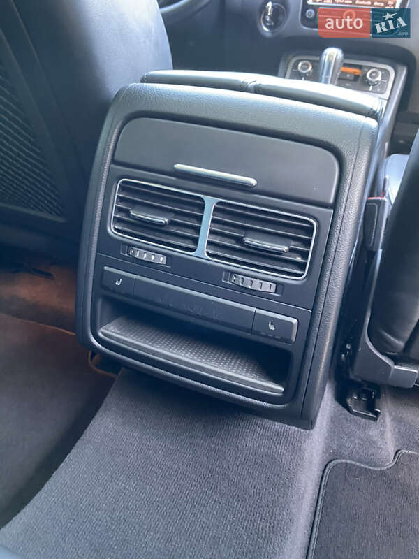 Внедорожник / Кроссовер Volkswagen Touareg 2012 в Черновцах