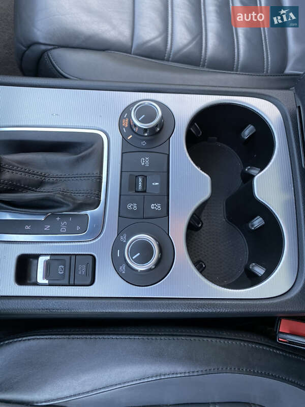 Внедорожник / Кроссовер Volkswagen Touareg 2012 в Черновцах