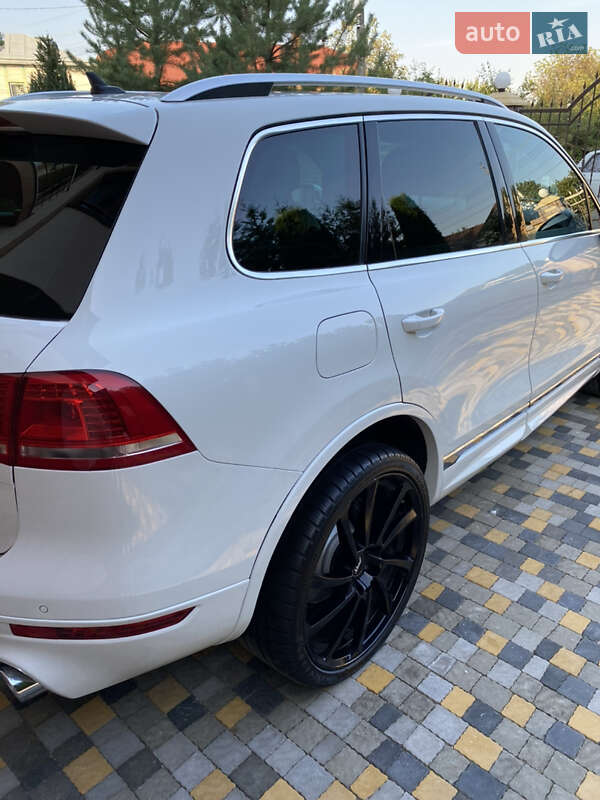 Внедорожник / Кроссовер Volkswagen Touareg 2012 в Черновцах