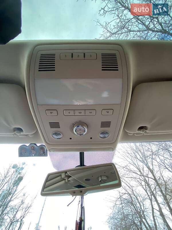 Внедорожник / Кроссовер Volkswagen Touareg 2012 в Виннице