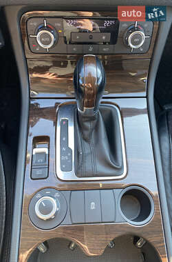 Внедорожник / Кроссовер Volkswagen Touareg 2013 в 