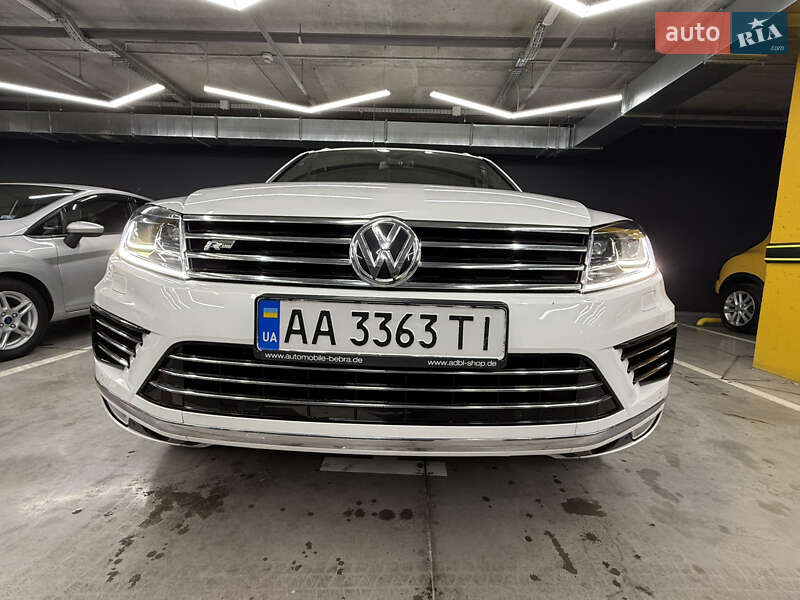 Позашляховик / Кросовер Volkswagen Touareg 2015 в Києві