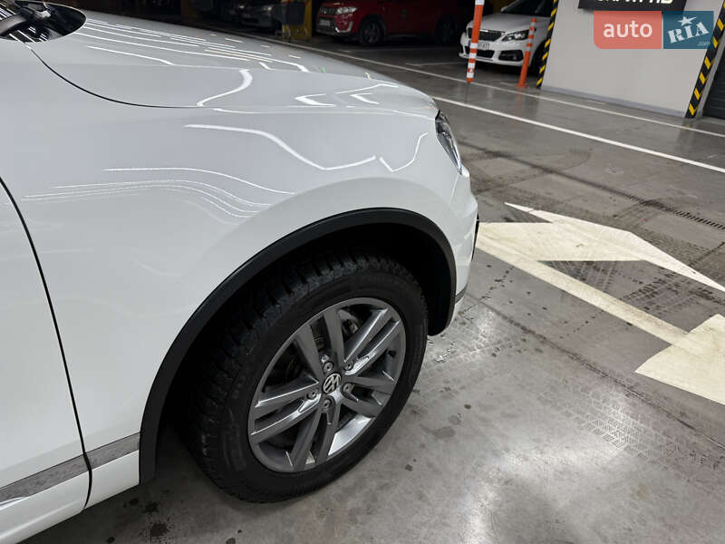 Позашляховик / Кросовер Volkswagen Touareg 2015 в Києві