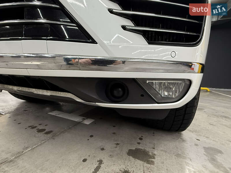 Позашляховик / Кросовер Volkswagen Touareg 2015 в Києві