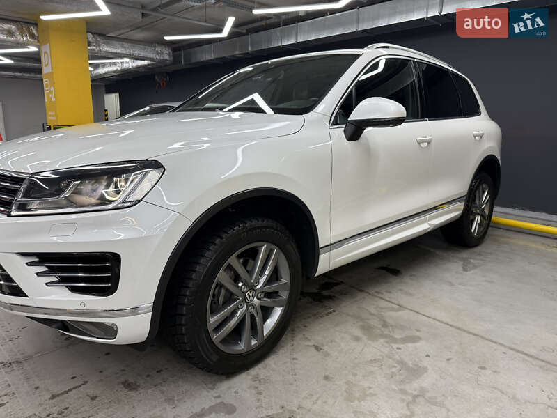 Позашляховик / Кросовер Volkswagen Touareg 2015 в Києві