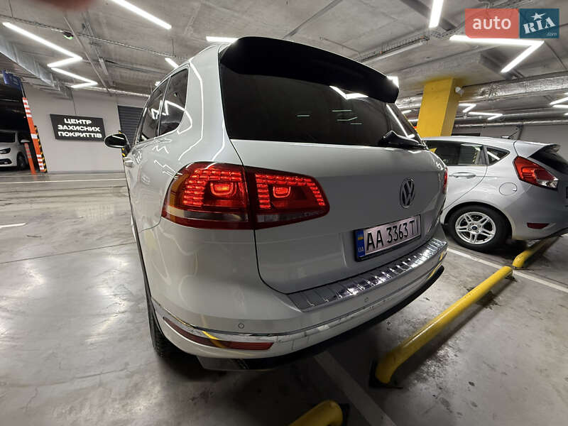 Позашляховик / Кросовер Volkswagen Touareg 2015 в Києві