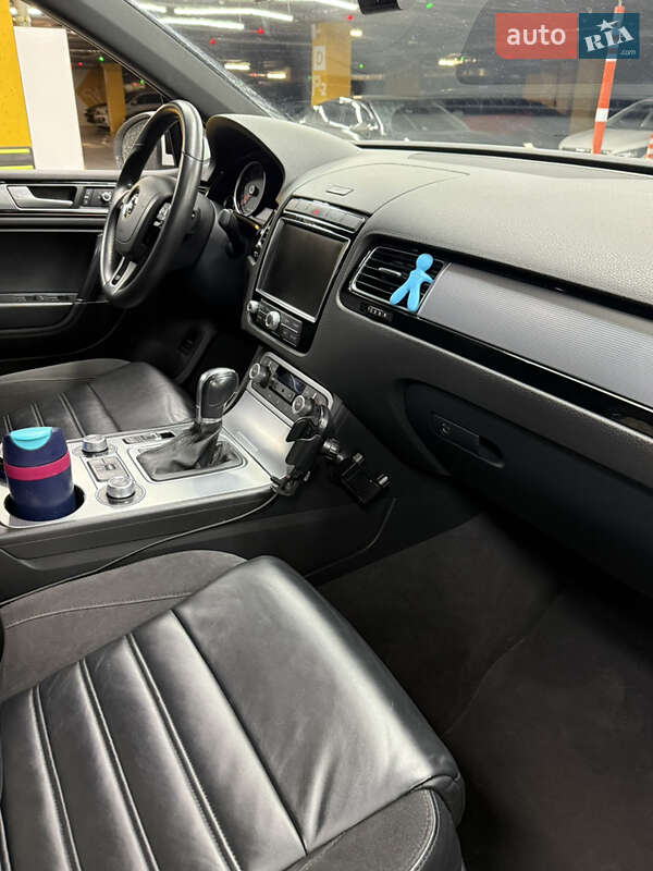 Позашляховик / Кросовер Volkswagen Touareg 2015 в Києві