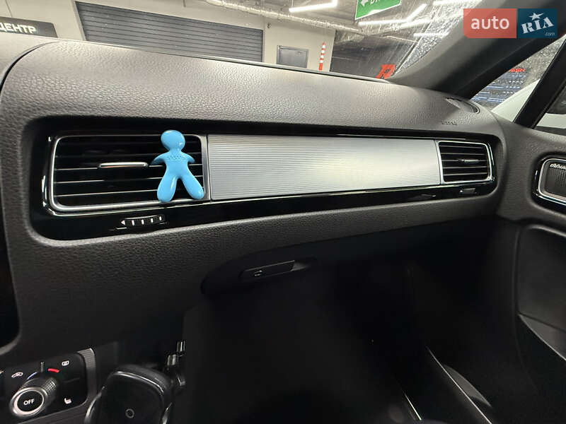 Позашляховик / Кросовер Volkswagen Touareg 2015 в Києві