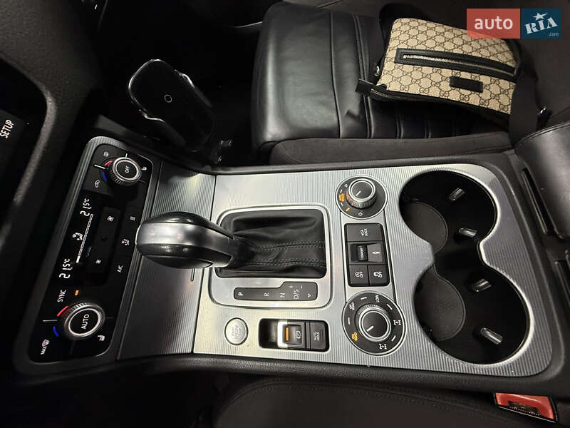 Позашляховик / Кросовер Volkswagen Touareg 2015 в Києві