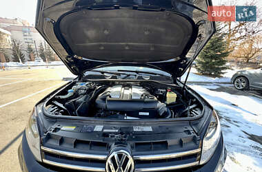 Внедорожник / Кроссовер Volkswagen Touareg 2011 в 