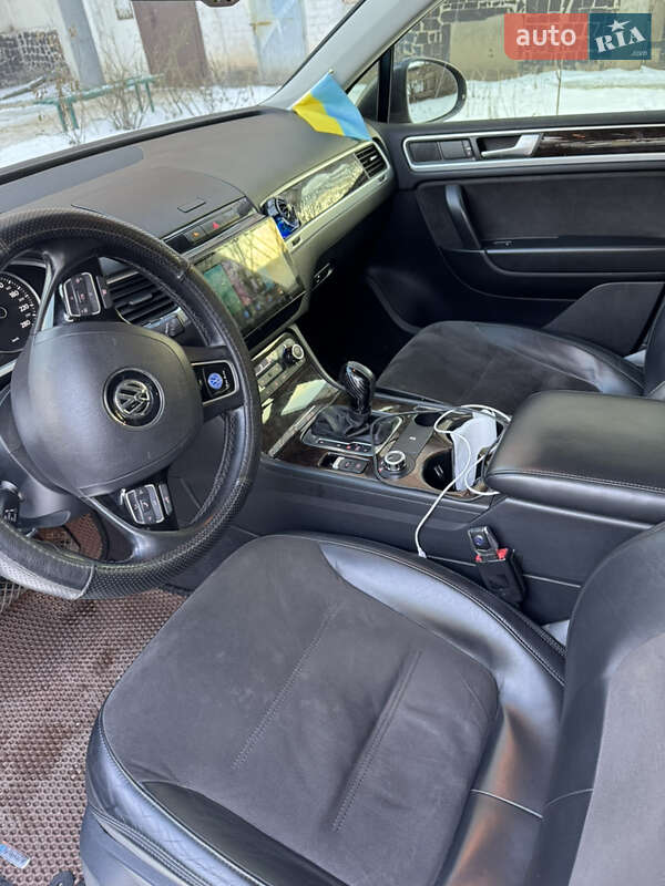 Внедорожник / Кроссовер Volkswagen Touareg 2012 в Полтаве