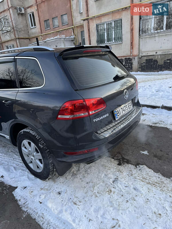 Внедорожник / Кроссовер Volkswagen Touareg 2012 в Полтаве