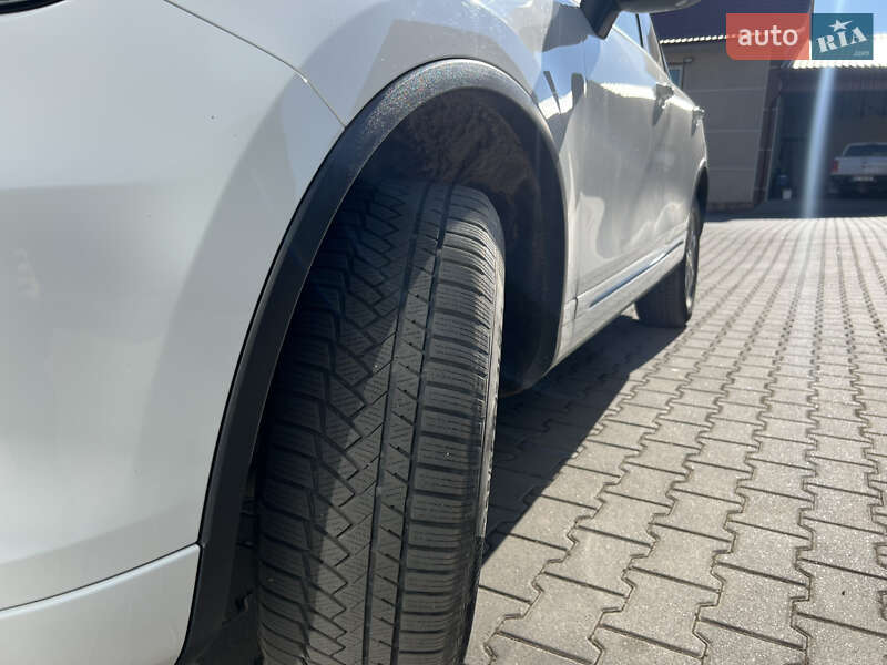 Внедорожник / Кроссовер Volkswagen Touareg 2012 в Тернополе