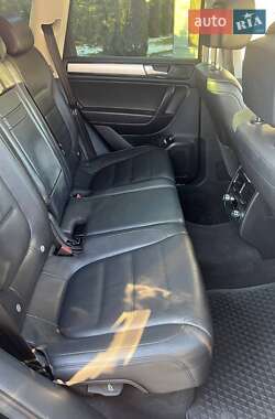 Внедорожник / Кроссовер Volkswagen Touareg 2012 в Киеве
