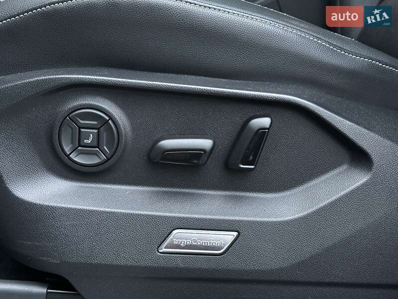 Позашляховик / Кросовер Volkswagen Touareg 2018 в Мукачевому