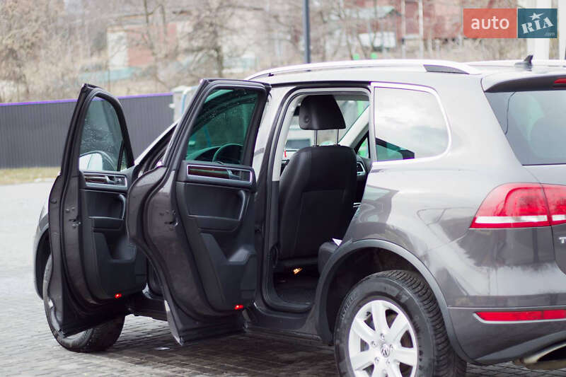 Позашляховик / Кросовер Volkswagen Touareg 2012 в Фастові