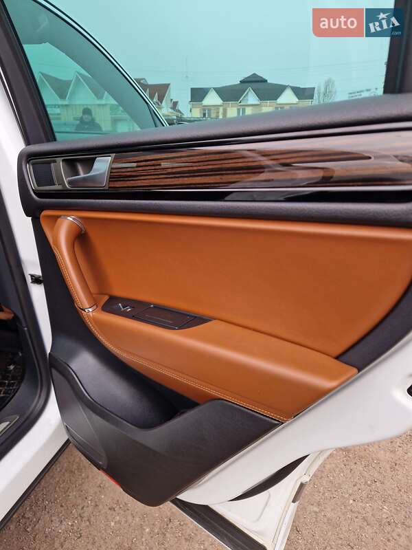 Позашляховик / Кросовер Volkswagen Touareg 2013 в Києві