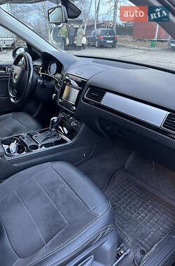 Позашляховик / Кросовер Volkswagen Touareg 2011 в 