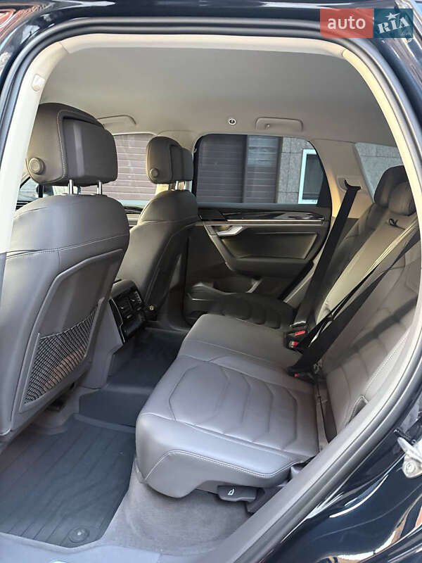 Позашляховик / Кросовер Volkswagen Touareg 2020 в Києві