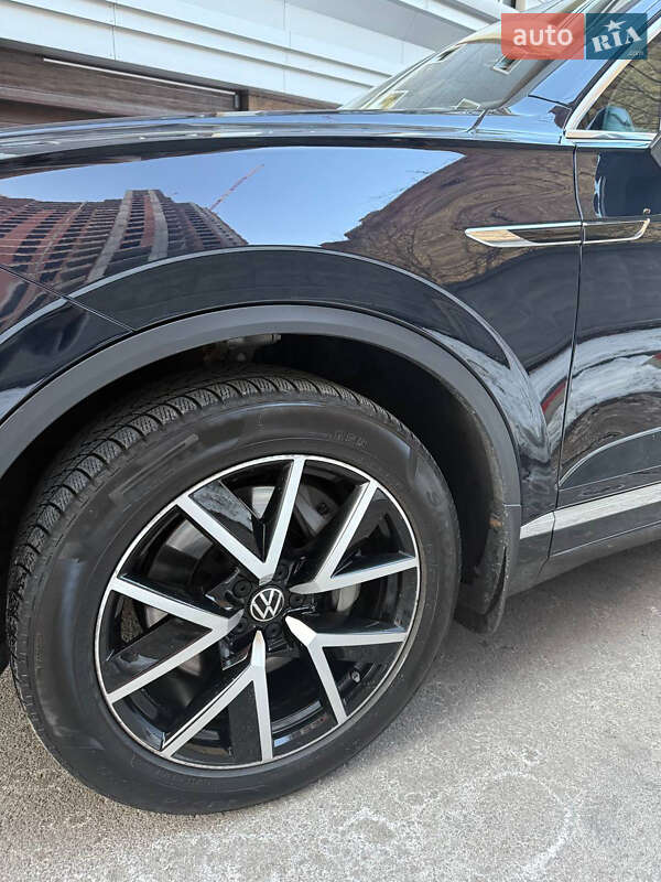 Позашляховик / Кросовер Volkswagen Touareg 2020 в Києві
