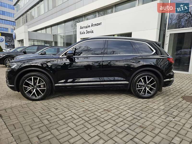 Позашляховик / Кросовер Volkswagen Touareg 2022 в Києві