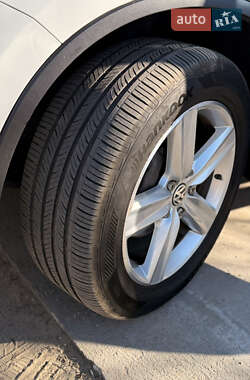 Внедорожник / Кроссовер Volkswagen Touareg 2014 в 