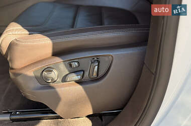 Внедорожник / Кроссовер Volkswagen Touareg 2014 в 