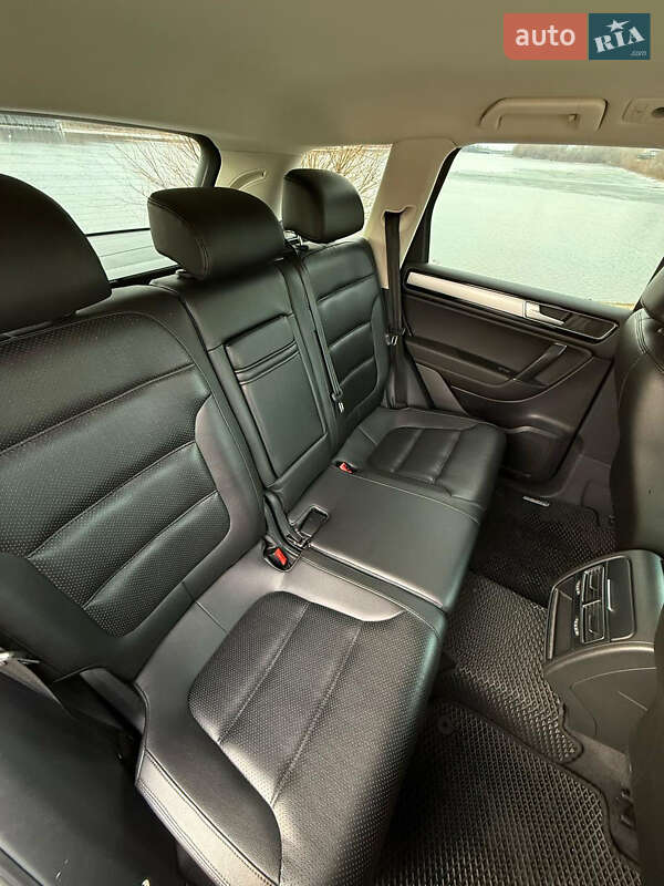 Позашляховик / Кросовер Volkswagen Touareg 2015 в Києві