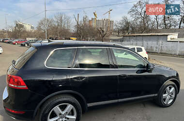 Внедорожник / Кроссовер Volkswagen Touareg 2012 в Киеве