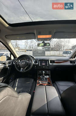 Внедорожник / Кроссовер Volkswagen Touareg 2012 в Киеве