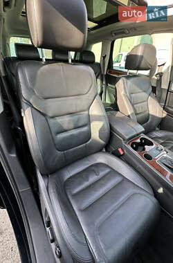 Внедорожник / Кроссовер Volkswagen Touareg 2012 в Киеве