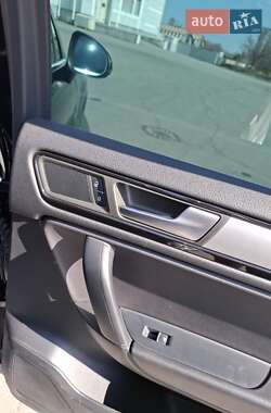 Позашляховик / Кросовер Volkswagen Touareg 2013 в 