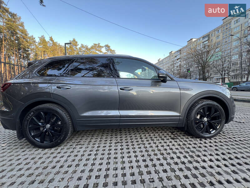 Позашляховик / Кросовер Volkswagen Touareg 2020 в Києві