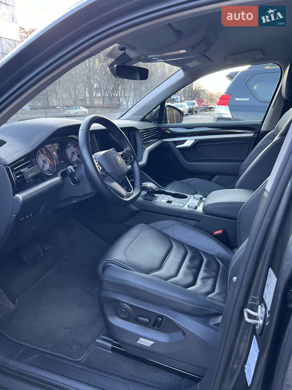 Позашляховик / Кросовер Volkswagen Touareg 2020 в Києві