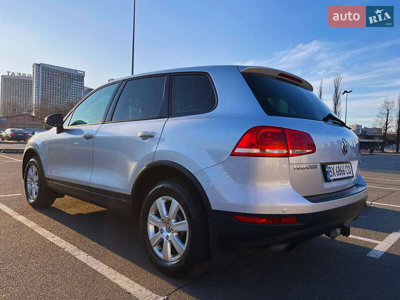 Позашляховик / Кросовер Volkswagen Touareg 2011 в Києві