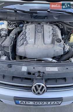 Позашляховик / Кросовер Volkswagen Touareg 2012 в 