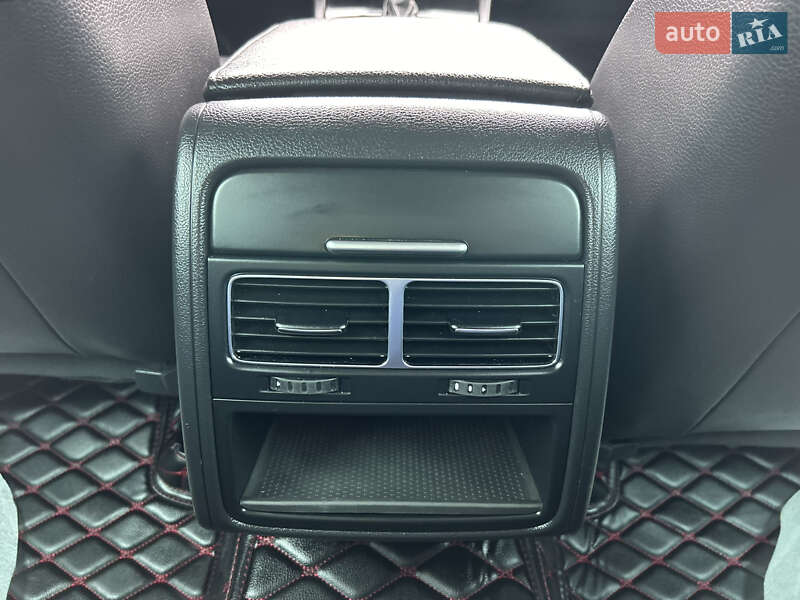 Внедорожник / Кроссовер Volkswagen Touareg 2013 в Полтаве