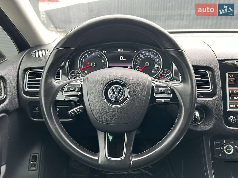 Внедорожник / Кроссовер Volkswagen Touareg 2013 в Полтаве