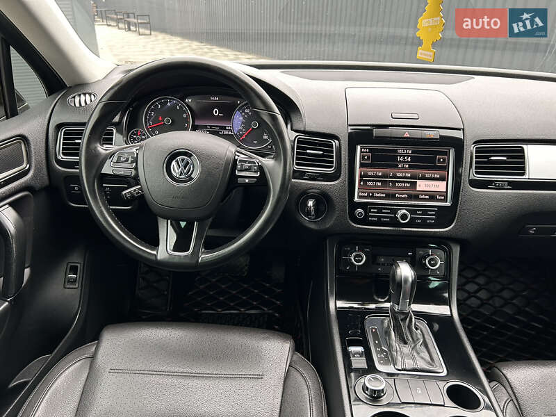 Внедорожник / Кроссовер Volkswagen Touareg 2013 в Полтаве