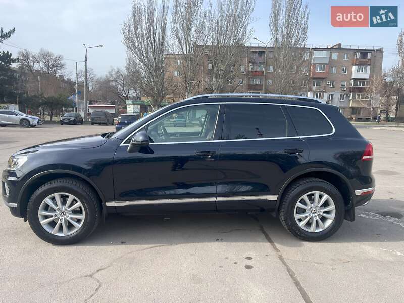 Позашляховик / Кросовер Volkswagen Touareg 2015 в Запоріжжі