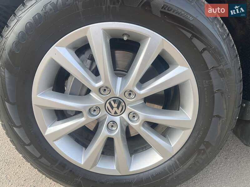 Позашляховик / Кросовер Volkswagen Touareg 2015 в Запоріжжі