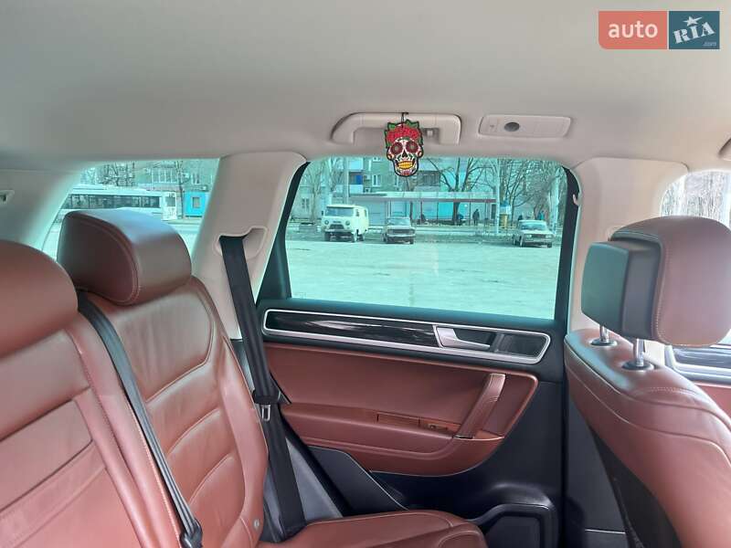 Позашляховик / Кросовер Volkswagen Touareg 2015 в Запоріжжі