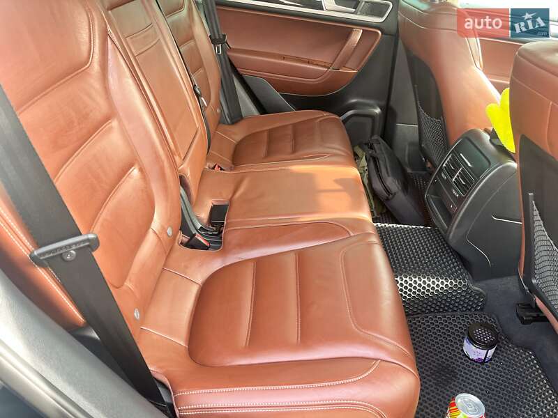 Позашляховик / Кросовер Volkswagen Touareg 2015 в Запоріжжі