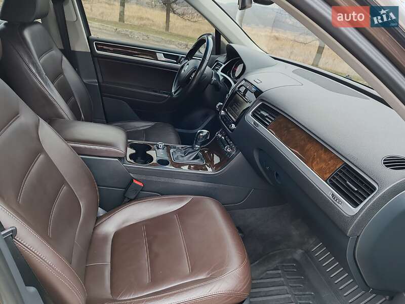 Внедорожник / Кроссовер Volkswagen Touareg 2013 в Харькове