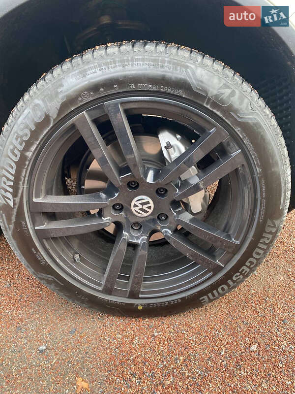 Позашляховик / Кросовер Volkswagen Touareg 2011 в Василькові